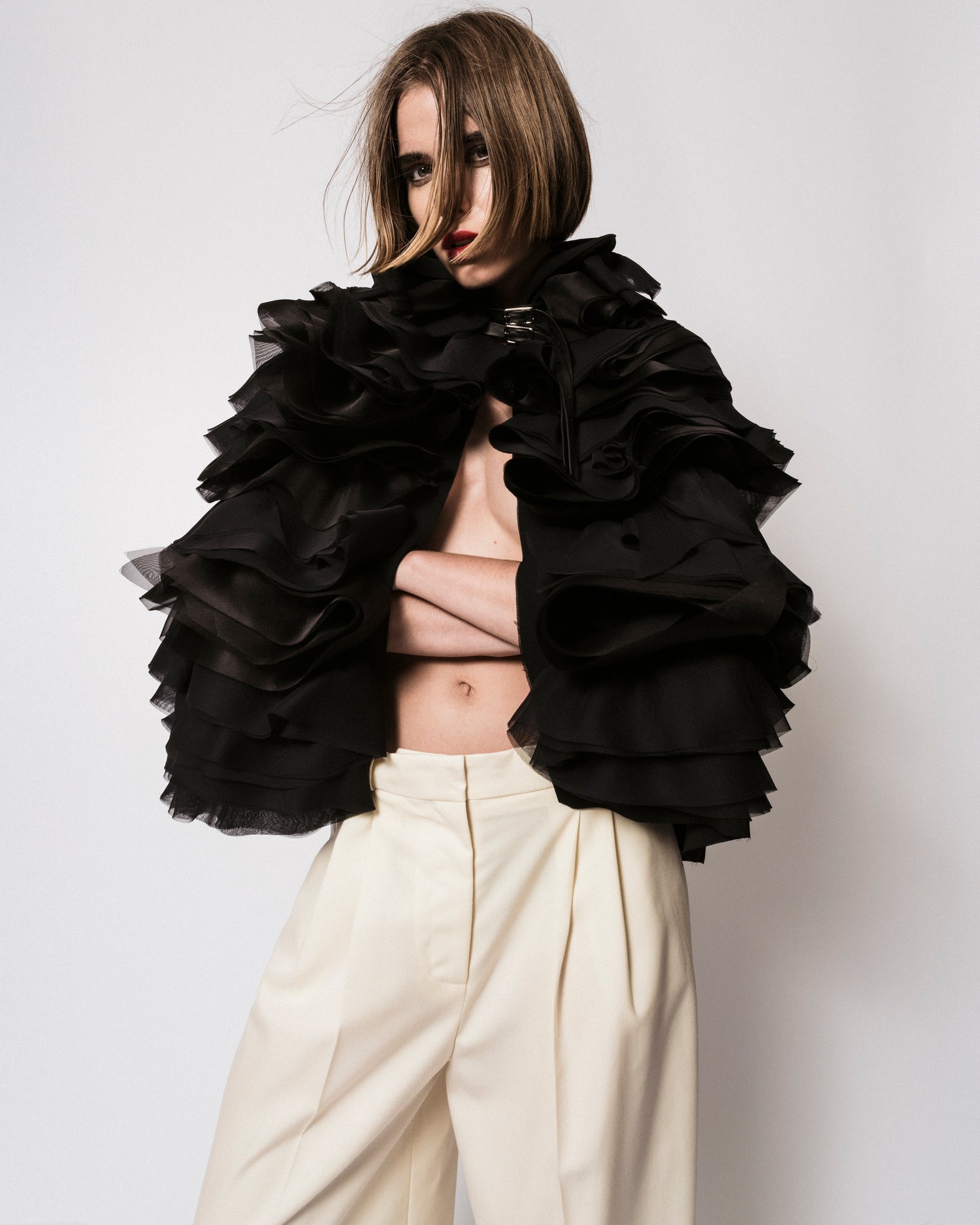 BLACK RUFFLE CAPE ON MODELL